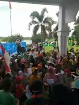 Minta Kades Terpilih Dilantik, Warga Perbangunan Demo di DPRD Asahan