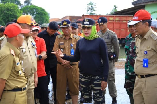 Bupati Tulang Bawang Pastikan Masyarakat Yang Terkena Banjir Dapat Perhatian