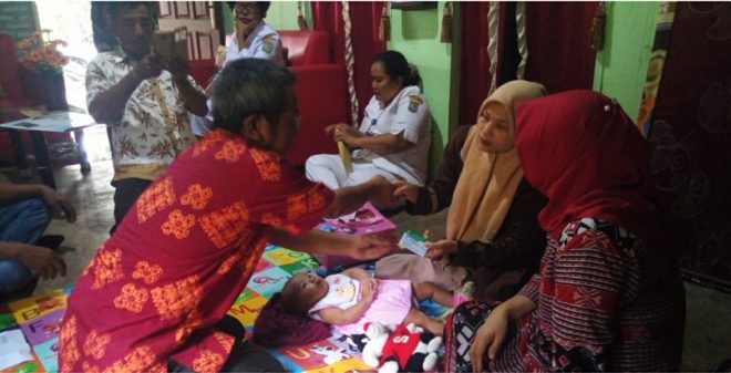 Jehan Terima Kartu BPJS dari Camat Air Batu