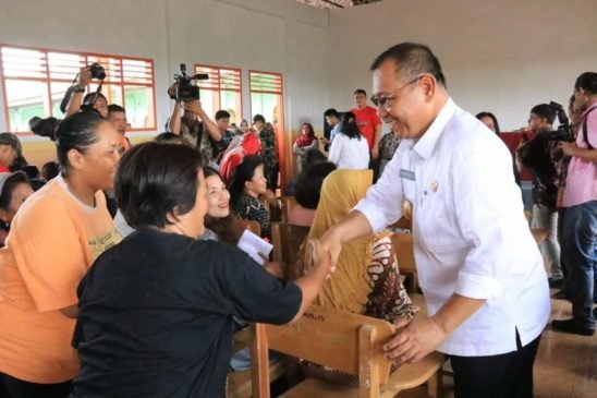 Akhyar Nasution Bagikan Bantuan Program Indonesia Pintar Di Sekolah Pencawan