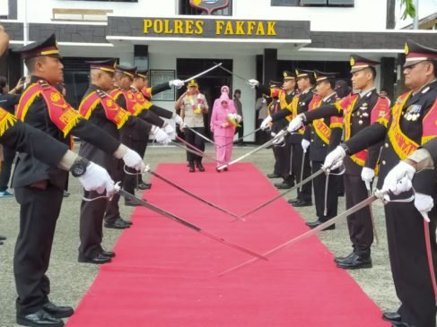 Tradisi Pedang Pora Iringi Perpisahan Mantan Kapolres Fakfak