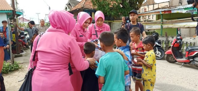 Pengurus Bhayangkari SU I Bagikan Es Krim