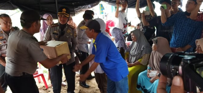 Kapolrestabes Palembang Sumbang Sembako Untuk Korban Kebakaran