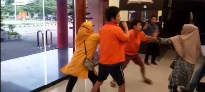 Sebelum Rekontruksi Pembunuhan Taksol ‘Keluarga Korban’ Lampiaskan Pukulan ke Kedua Tersangka