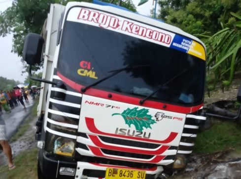 ‘Adu Kambing’ Truk VS Sepeda Motor, Satu Tewas di Tempat