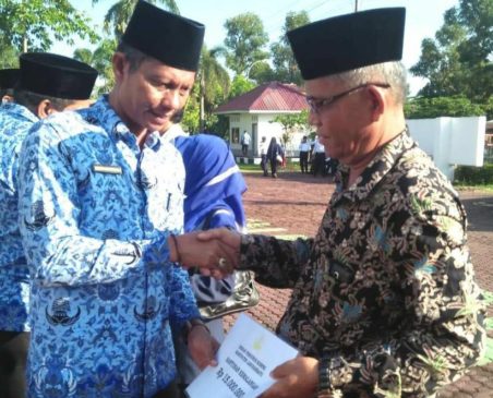 Plh Sekdakab Labuhanbatu Serahkan Santunan Korpri