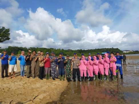 Peduli Lingkungan, Kapolres Babar Ajak Forkopimda Tanam Ribuan Pohon Mangrove