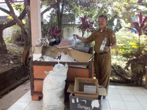 Lurah Ini Himbau Warganya Membawa Sampah Saat Berurusan