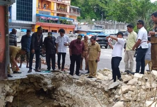Kadis PUPR Fakfak Gandeng Dirjen dan Komisi III DPRD Tinjau Pasar Tambaruni