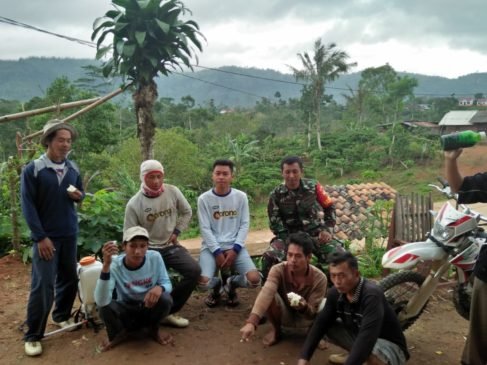 Babinsa Lampung Barat Gelar Komsos ke Warga Kecamatan Pagar Dewa