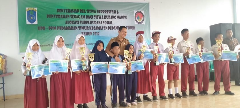 Bantuan Pendidikan Disalurkan Melalui Alokasi Surplus UPK Kecamatan Petir