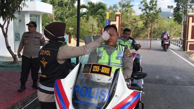 Pasien Covid-19 Bertambah, Polres Bangka Barat Gelar Pengecekkan Suhu Tubuh