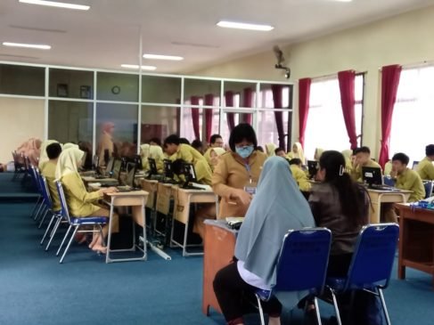 Sebelum Masuk Ruangan, 488 Siswa Cuci Tangan, Baru Ikuti UNBK di SMKN 1