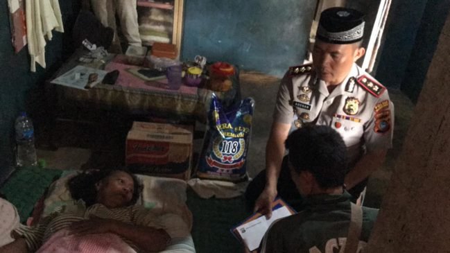 Tangis Haru Keluarga Penderita Kanker Serviks Dikunjungi Kapolres Bangka Barat