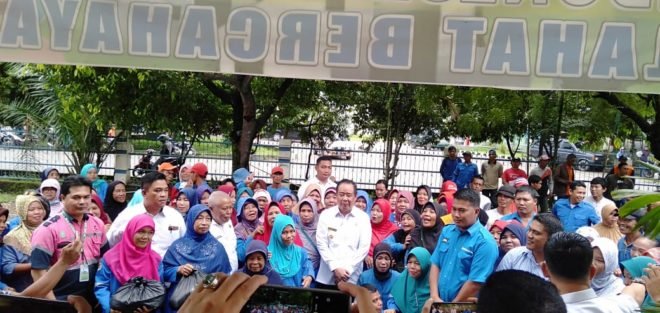 PT BAU Salurkan 350 Paket Sembako Untuk Petugas Kebersihan
