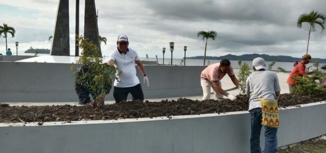 Kadis PUPR Samaun Dahlan Pimpin Penanaman Puluhan Pohon Ditaman Satu Tungku Tiga Batu