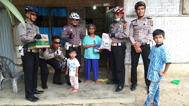 Satlantas Polres Sergai Sedekahi Warga Miskin