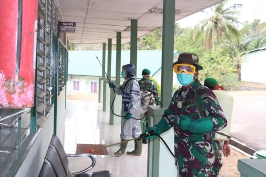 Cegah Covid-19, Personil Kodim 0315/Bintan Lakukan Penyemprotan Disinfektan