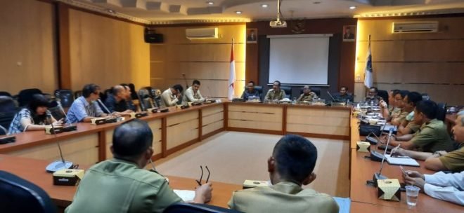 Bupati Lahat Gelar Rapat Kesediaan Bahan Pokok Daerah