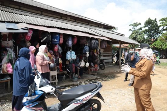 Bupati Tuba Turun Tangan Semprotkan Disinfiktan