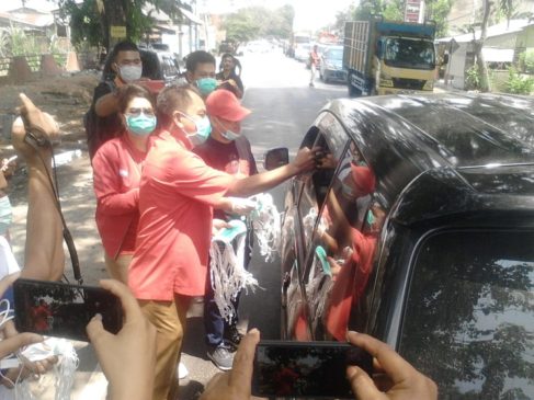 DPC PDIP Perjuangan Kabupaten Sergai Bagi-bagi Masker