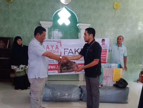 LSM Saya Indonesia Salurkan Bantuan Karpet ke Mushola SMAN 1 Fakfak