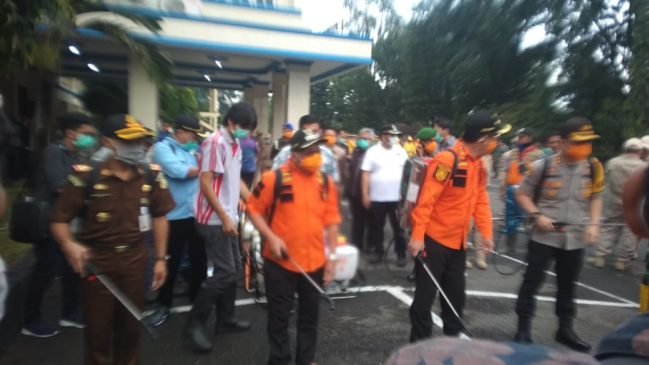 Pemkab Lahat ‘Semprotkan Disinfektan’ ke Kantor, Sekolah, Pasar dan Terminal