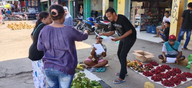 Bantu Pemda, Forum Masyarakat Fakfak Peduli Covid-19 Bagikan Selebaran Untuk Pencegahan