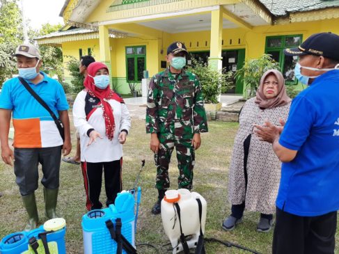 Basmi Corona, Koramil dan Camat Pegajahan Semprotkan Disinfektan