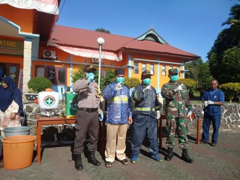 Wakil Bupati Lingga ‘Semprot Disinfektan’ Kecamatan Singkep Barat