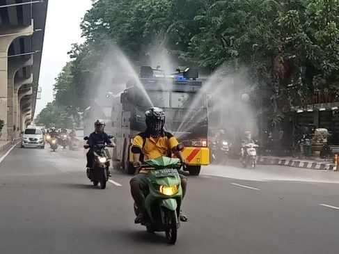 Jalan Utama Kota Palembang Disemprot Disinfektan