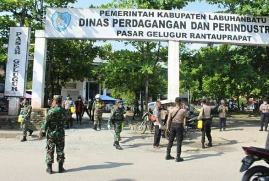 Polres dan Kodim Labuhanbatu Semprotkan Disinfektan di Pasar Gelugur