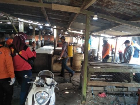 Bupati Bangka Barat Langsung Lakukan Penyemprotan di Pasar Parit Tiga