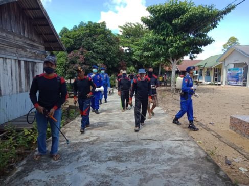 Apdes Bersama Polairud Semprotkan Desinfektan di Palangkau Lama