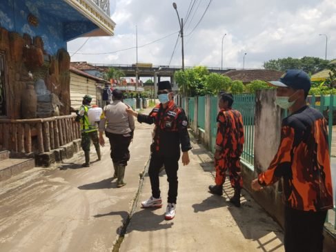 RT 33 Karyajaya dan PP Kecamatan Semprotkan Disinfektan ke Tempat Ibadan dan Sekolah