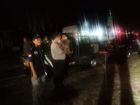 Polres Lingga Bubarkan Warga Berkerumun