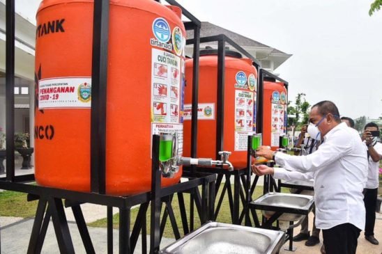 Gubernur Sumut Bagikan Tempat Cuci Tangan Portable