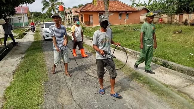 Warga Kampung Penawar Kecamatan Gedung Aji ‘Keliling Semprotkan Disinfektan’