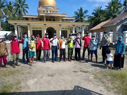 Tim Penggerak PKK Desa Mekar Jaya Buat Masker ke Para Relawan Covid-19