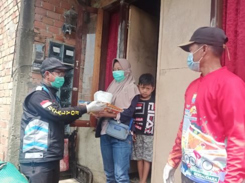 KKDOP Bagikan Sembako, Masker dan Semprot Disinfektan Warga Jalan Jaya VII Lematang