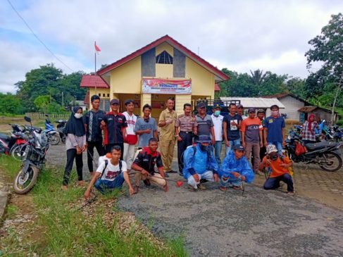 Warga Kampung Aji Jaya, KNPI dan Polsek Lakukan Penyemprotan Disinfektan