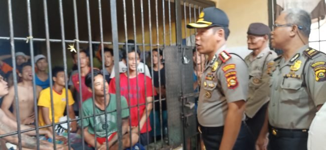 Besuk Tahanan ‘Diperbolehkan’ Tapi Tidak Boleh Bawa Makanan atau Pakaian