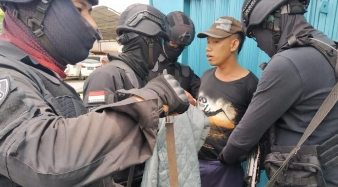 ‘Bawa Pedang’ Warga Gandus Diamankan
