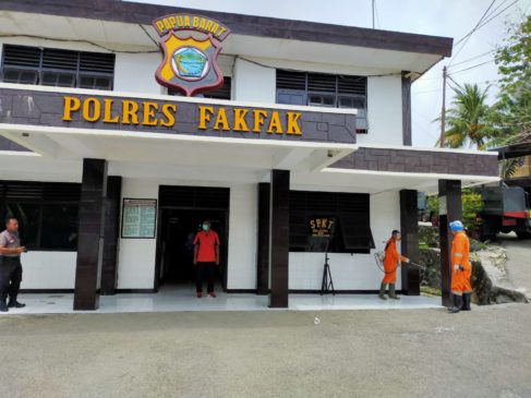 Polres Fakfak Lakukan Penyemprotan Disinfektan Cegah Covid-19