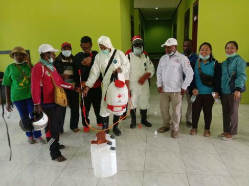 Dinkes Deiyai Lakukan Penyemprotan Cairan Disinfektan