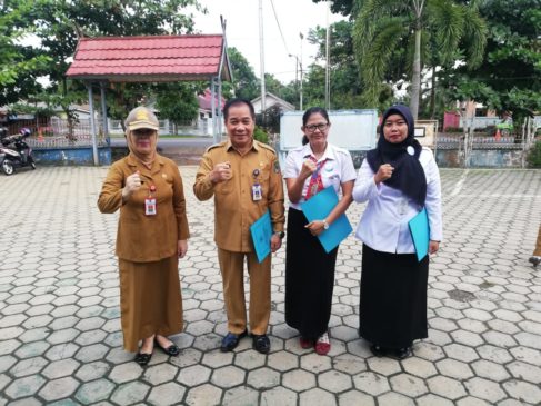 Disdukcapil Berikan Penghargaan Terbaik Kepada Pegawainya