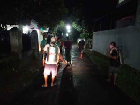 Pemuda Desa Lamong Lakukan Penyemprotan Disinfektan Mandiri