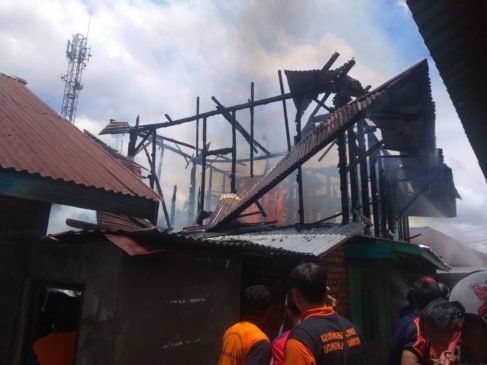 Diduga Konsleting Listrik, Satu Rumah Ludes Terbakar