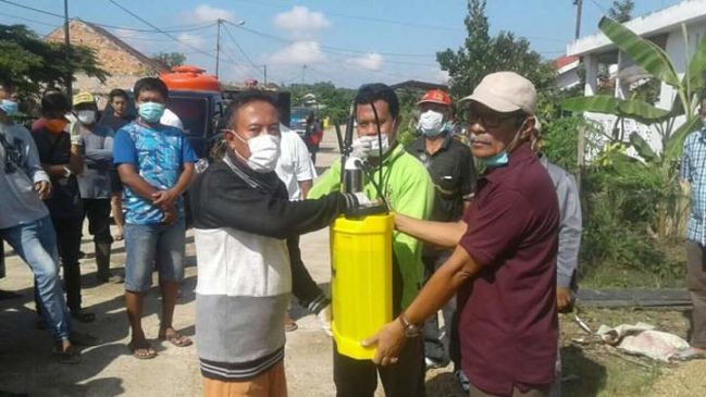 Sempat Terkendala Air Bersih, Sekda Batanghari Tetap Semprotkan Disinfektan