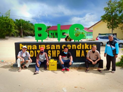 Owner Adiya Motor dan RM Maknos Semprot Desinfektan Gratis